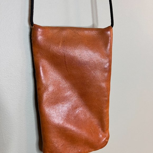 Vintage Leather Crossbody Travel Satchel with three pockets - Picture 4 of 6